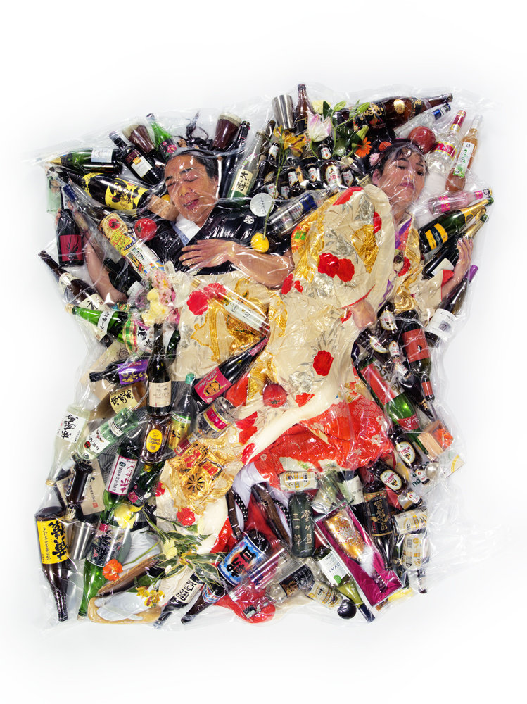 Artist Who Puts Couples in Vacuum Packs. HARUHIKO KAWAGUCHI www.vice.com/en_se/read/haruhiko-kawaguchi-vacuum-seals-couples-in-plastic-bags-for-art?utm_source=v